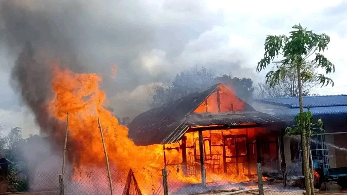 Căn nhà dài truyền thống ở Đắk Lắk bị thiêu rụi trong biển lửa - Báo Tiền Phong