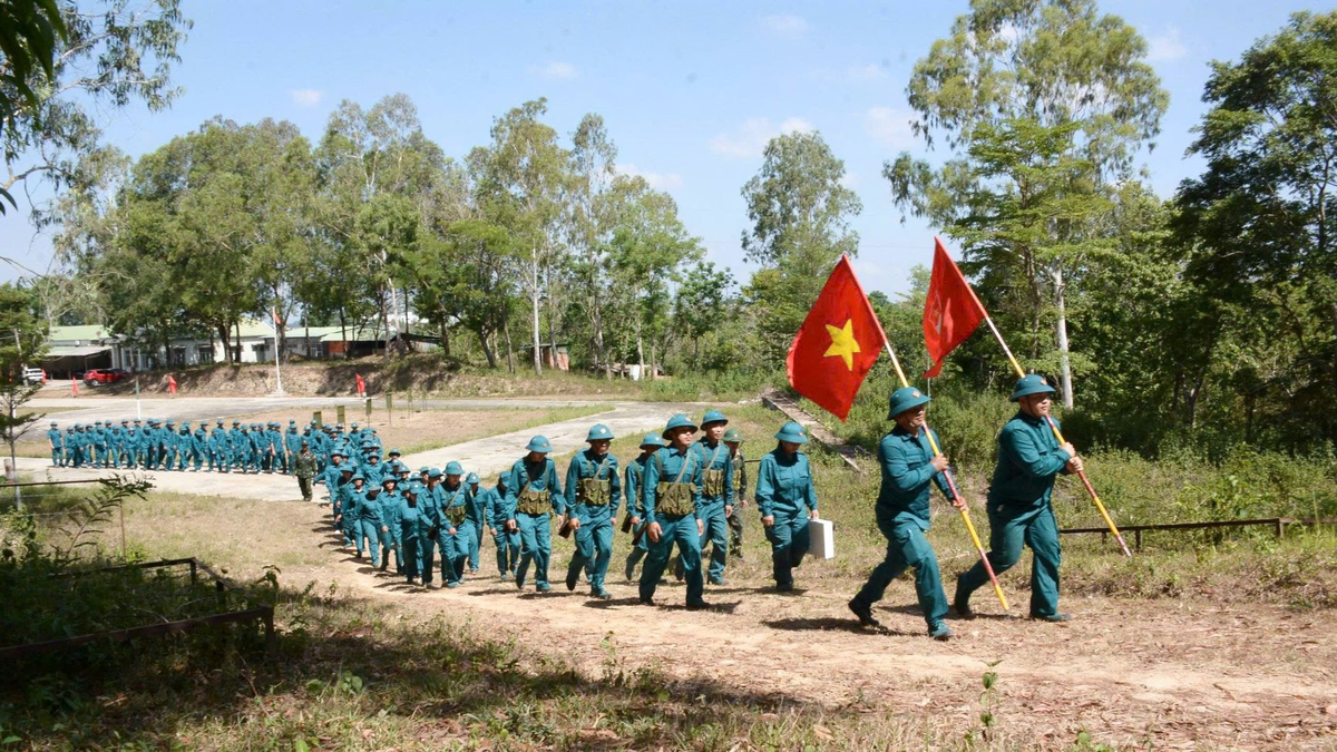 Chiến sĩ dân quân hăng say huấn luyện - Báo Quân Đội Nhân Dân
