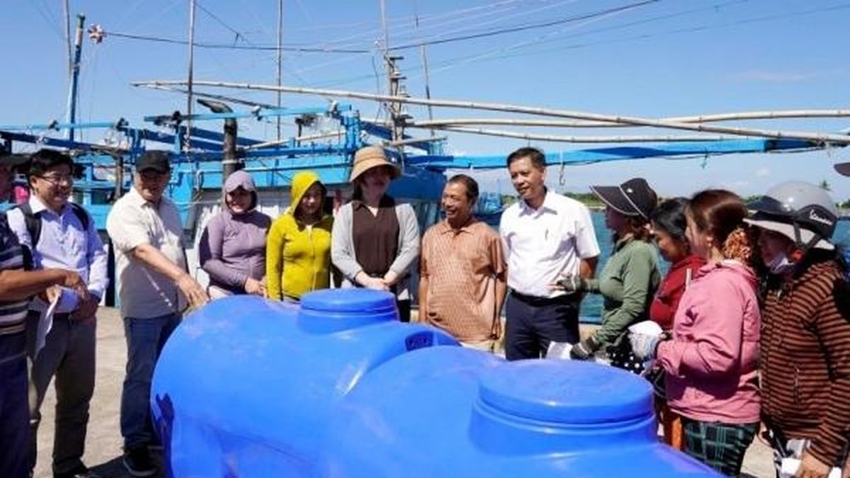 Đắk Lắk: Trao tặng 260 bồn chứa nước ngọt cho ngư dân - Nông nghiệp Hữu cơ Việt Nam