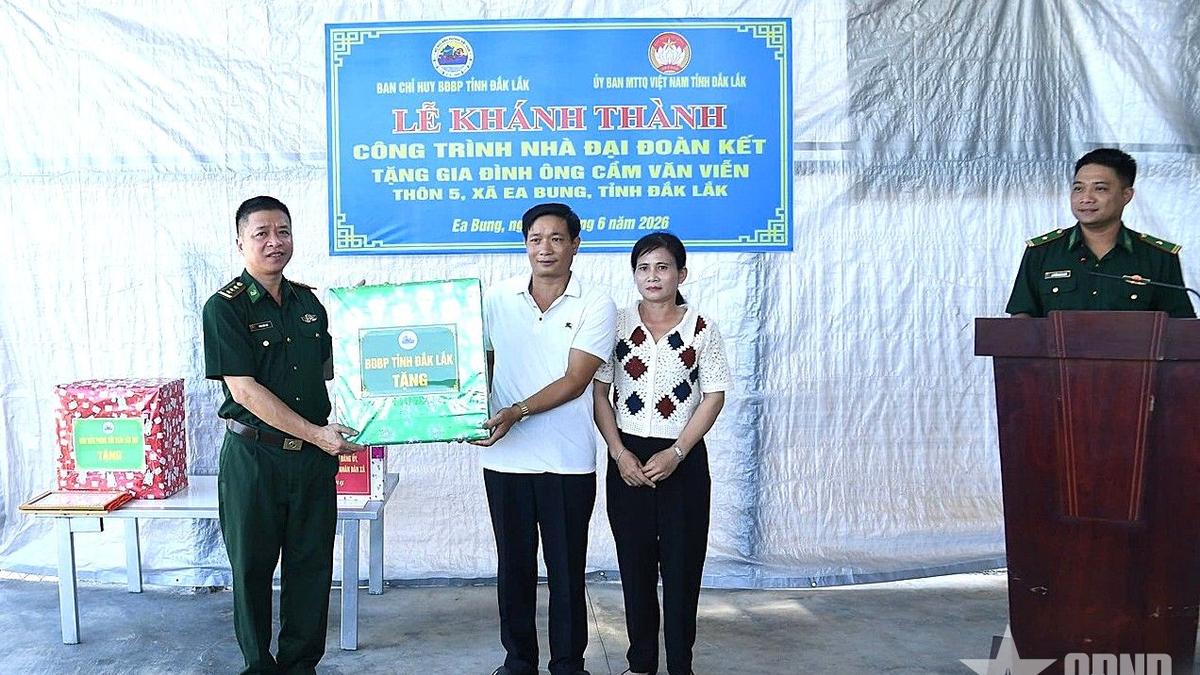 Ban chỉ huy BĐBP tỉnh Đắk Lắk: Khánh thành 'Nhà đại đoàn kết' tặng hộ gia đình khó khăn - Báo Quân Đội Nhân Dân