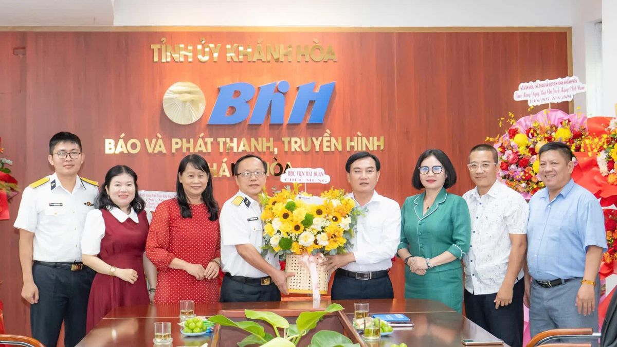 Học viện Hải quân thăm, chúc mừng các cơ quan báo chí - Báo Khánh Hòa