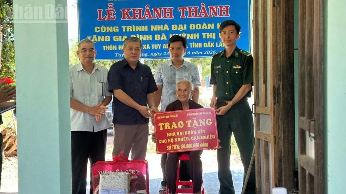 Trao Nhà Đại đoàn kết hỗ trợ hộ nghèo tại Đắk Lắk - Báo Nhân Dân