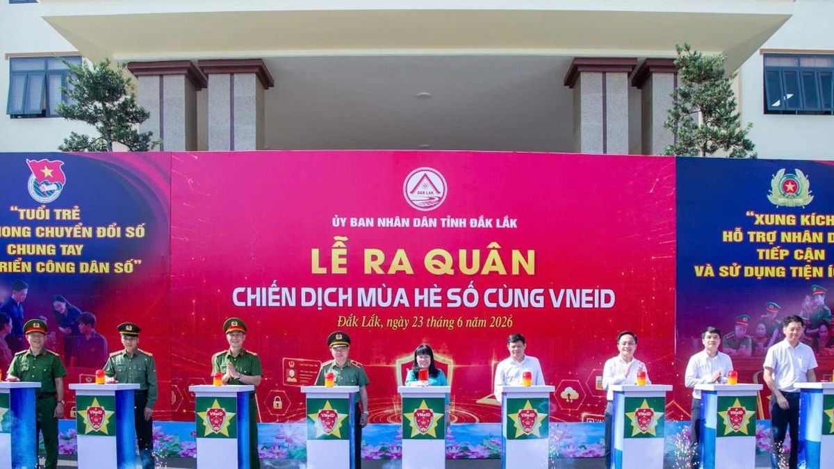 Ra quân hỗ trợ người dân kích hoạt VNeID, thực hiện Đề án 06 - Báo Công An Nhân Dân