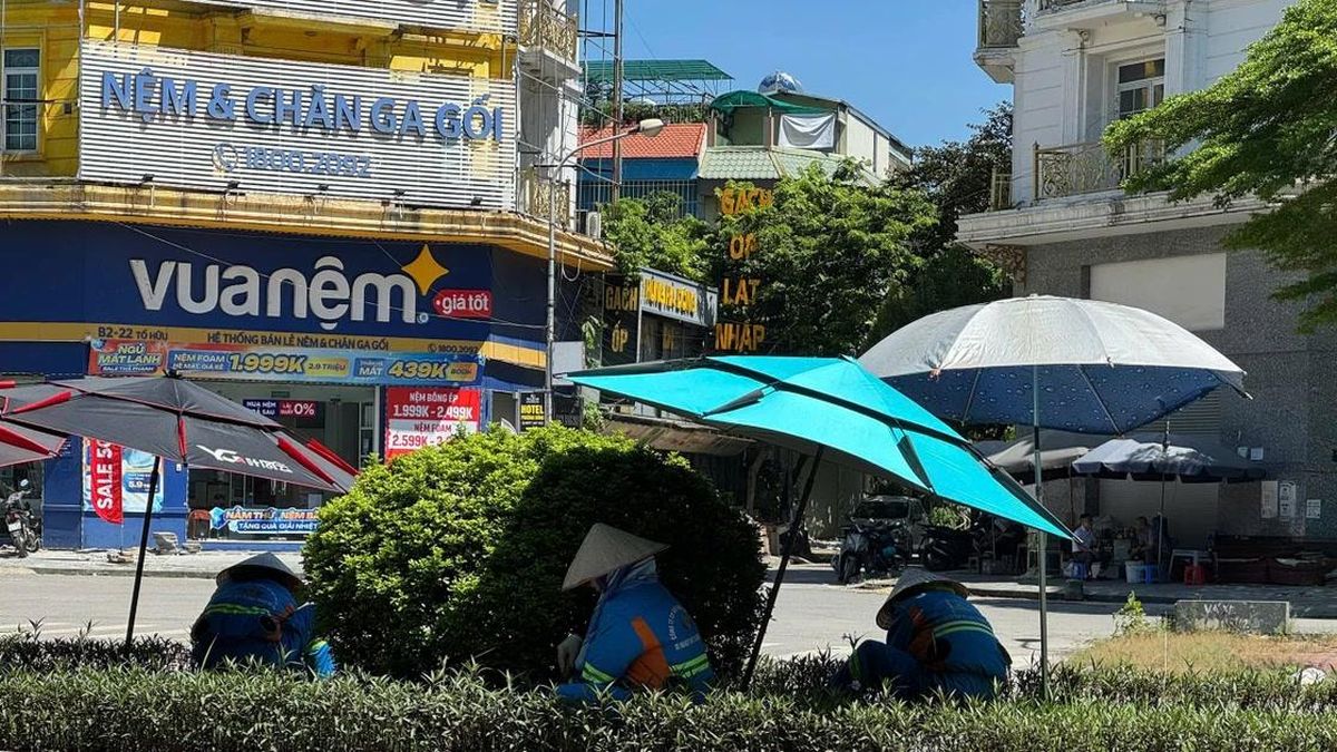 Nắng nóng đặc biệt gay gắt bao trùm Bắc Bộ và Trung Bộ, Hà Nội nóng nhất cả nước, gần 41 độ C - Báo Nhân Dân