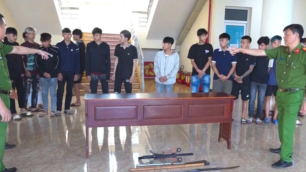 Bắt khẩn cấp 9 đối tượng mang hung khí giải quyết mâu thuẫn - Báo Công An Nhân Dân