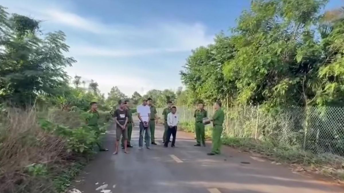 Bắt khẩn cấp 3 đối tượng dùng dao cướp điện thoại của học sinh - Báo Pháp Luật Việt Nam