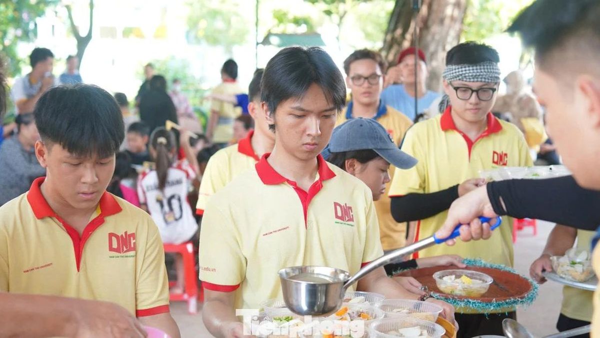 Tiệm mì yêu thương ấm lòng bà con vùng biên - Báo Tiền Phong