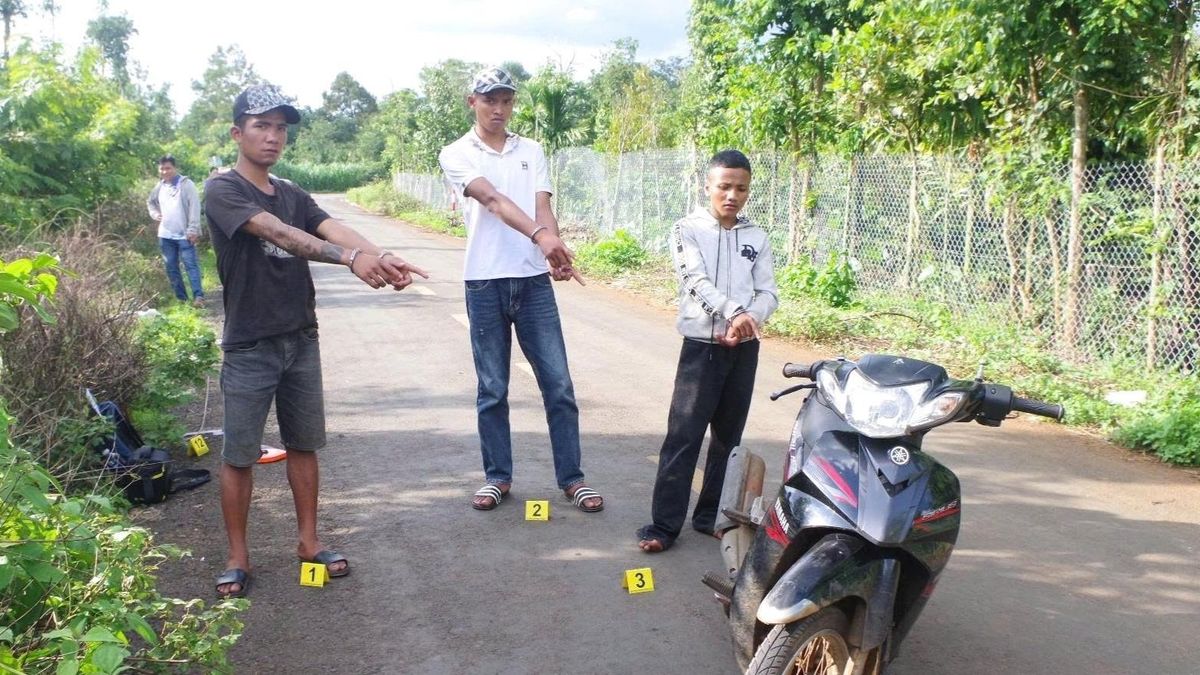 Bắt giữ nhóm đối tượng cầm dao đe dọa 8 học sinh, cướp điện thoại iPhone - Báo VietnamNet