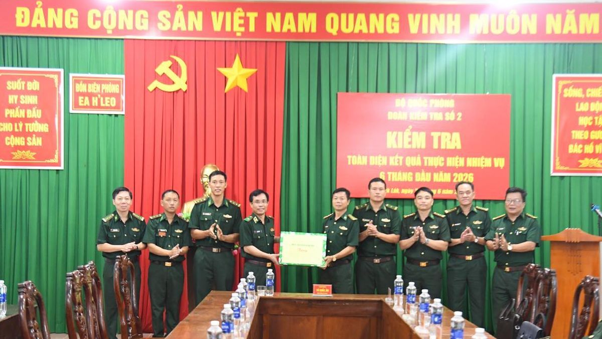 Thiếu tướng Vũ Quốc Ân thăm, động viên cán bộ, chiến sĩ Đồn Biên phòng Ea H'Leo - Báo Biên phòng