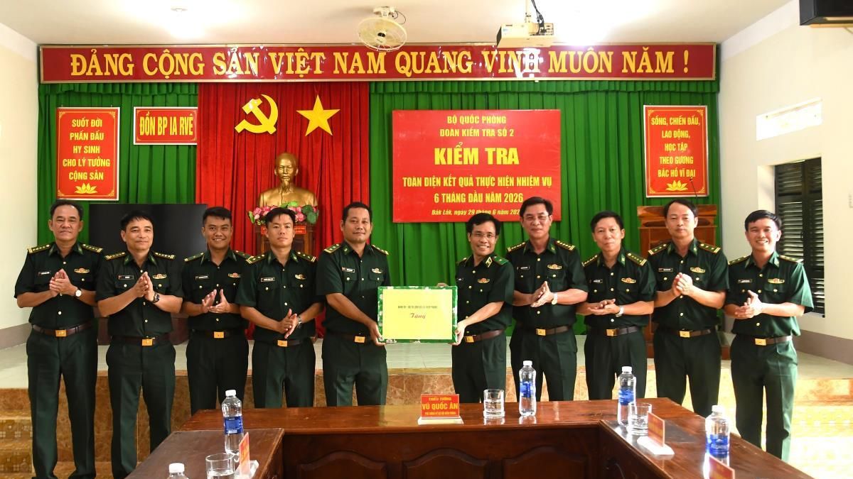 Thiếu tướng Vũ Quốc Ân thăm, động viên cán bộ, chiến sĩ Đồn Biên phòng Ia Rvê - Báo Biên phòng