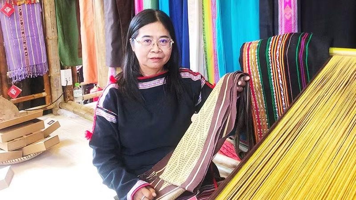 Hồi sinh hoa văn cổ Mnông trên thổ cẩm tơ tằm - Báo An Giang