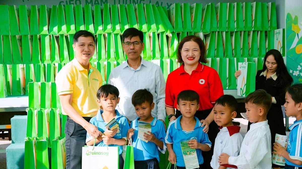 Hơn 15.700 học sinh vùng khó khăn được hỗ trợ từ Chương trình 'Sữa đậu nành học đường' - Báo Văn hóa