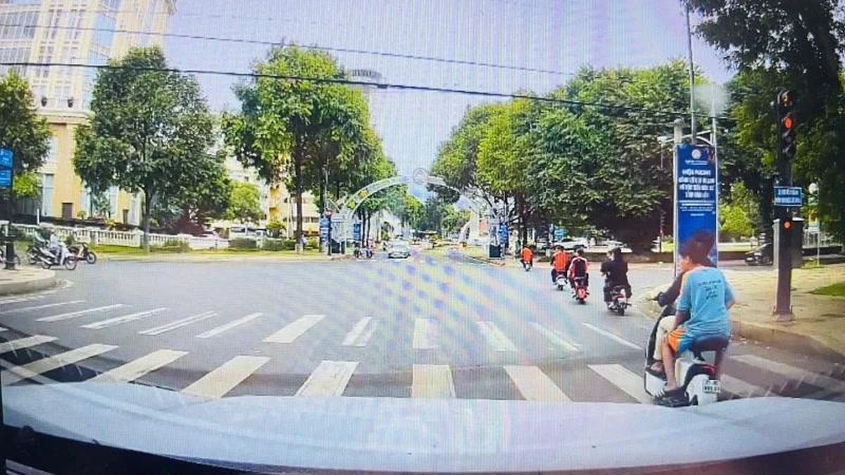 Đắk Lắk: Công an xác minh, xử lý nhóm học sinh đi xe điện không đội mũ bảo hiểm và vượt đèn đỏ - Báo Nhân Dân