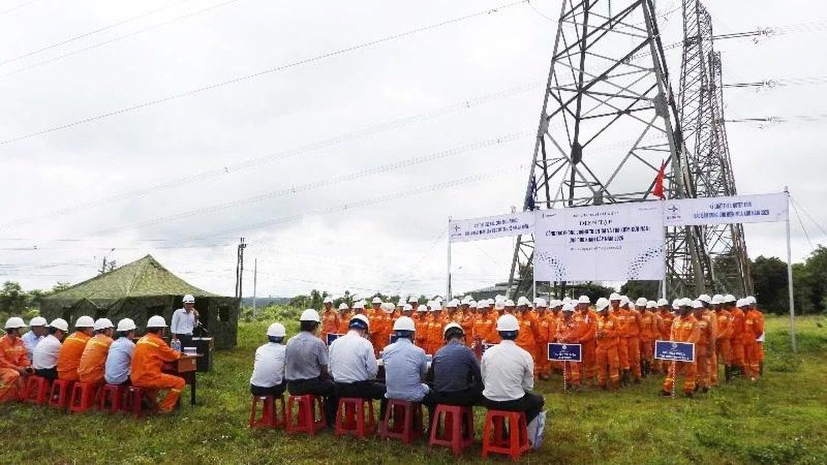Nâng cao năng lực ứng cứu, khôi phục nhanh lưới điện truyền tải - Báo Nhân Dân