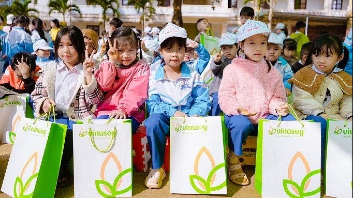 Hơn 15.700 học sinh vùng khó khăn được hỗ trợ từ chương trình 'Sữa đậu nành học đường' năm học 2025 - 2026 - Báo Thế Giới & Việt Nam