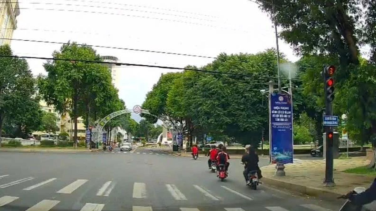 CLIP: Nhóm người đi xe đạp điện ngang nhiên vượt đèn đỏ ở Đắk Lắk - Báo Tiền Phong