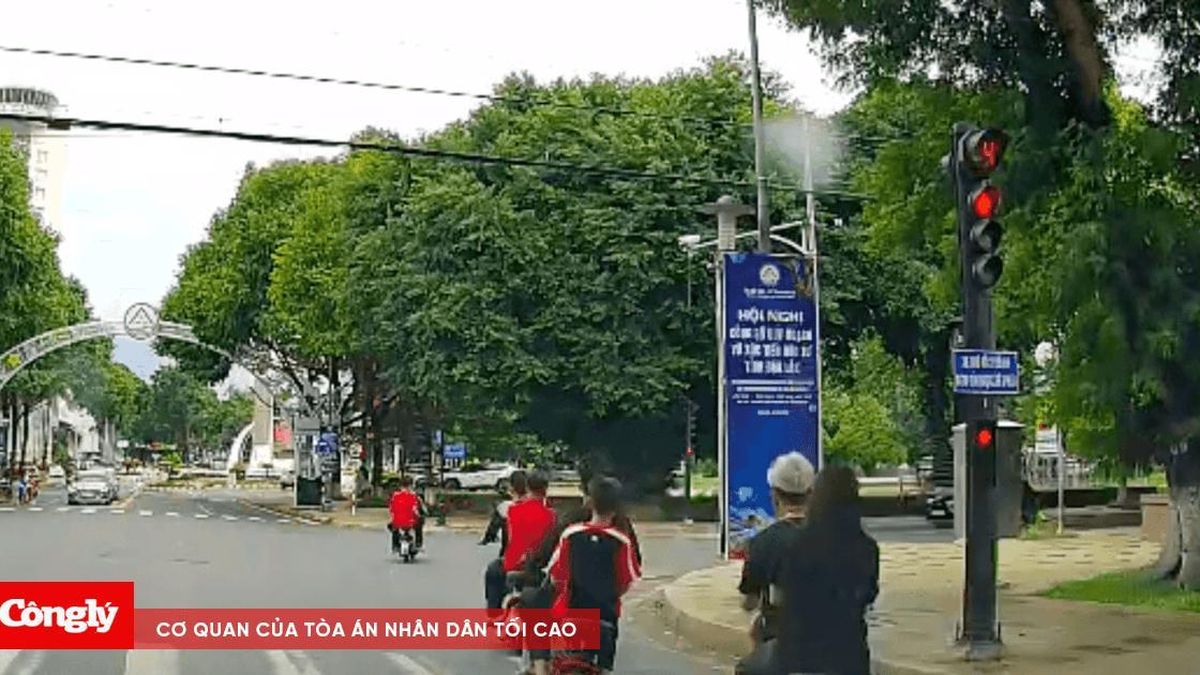 Nhóm học sinh đi xe điện vượt đèn đỏ, không đội mũ - Báo Công Lý