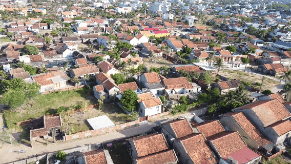 Làng Lò: Mái ngói đỏ trải dài bên bờ đại dương xanh - Báo Sài Gòn Giải Phóng