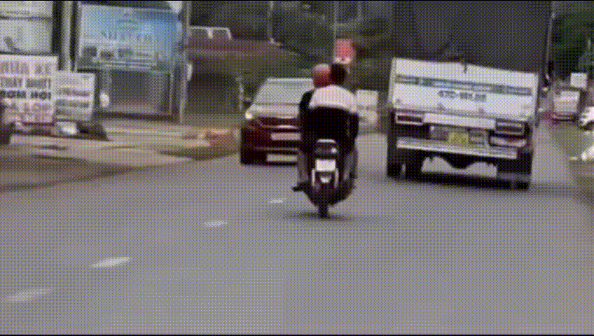 Cảnh sát xác minh người đàn ông trong clip lạng lách, tạt đầu xe ben trên quốc lộ ở Đắk Lắk - Báo Tiền Phong