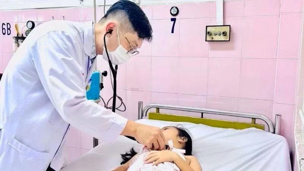 Điều tra, xử lý vụ ngộ độc thực phẩm tại Đắk Lắk khiến 40 học sinh nhập viện cấp cứu - Báo Nhân Dân