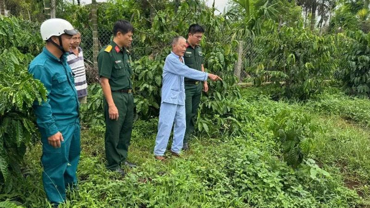 Nguồn tin báo của nhân dân là 'hoa tiêu' giúp các lực lượng chức năng tỉnh Đắk Lắk tìm kiếm, quy tập hài cốt liệt sĩ - Báo Nhân Dân