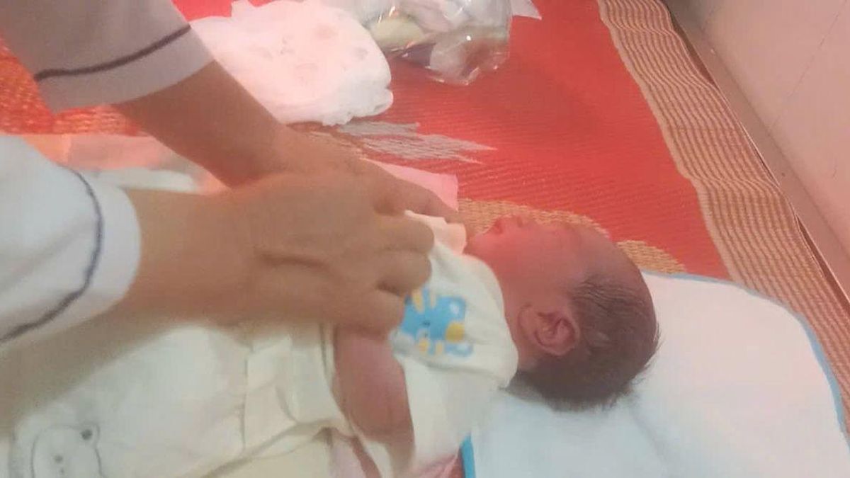 Tiếng khóc lạ bên đường dẫn đến cuộc 'giải cứu' bé sơ sinh bị bỏ rơi trong túi nylon đỏ của nhóm học sinh ở Đắk Lắk - Chuyên trang Góc nhìn pháp lý - Tạp chí Người đưa tin