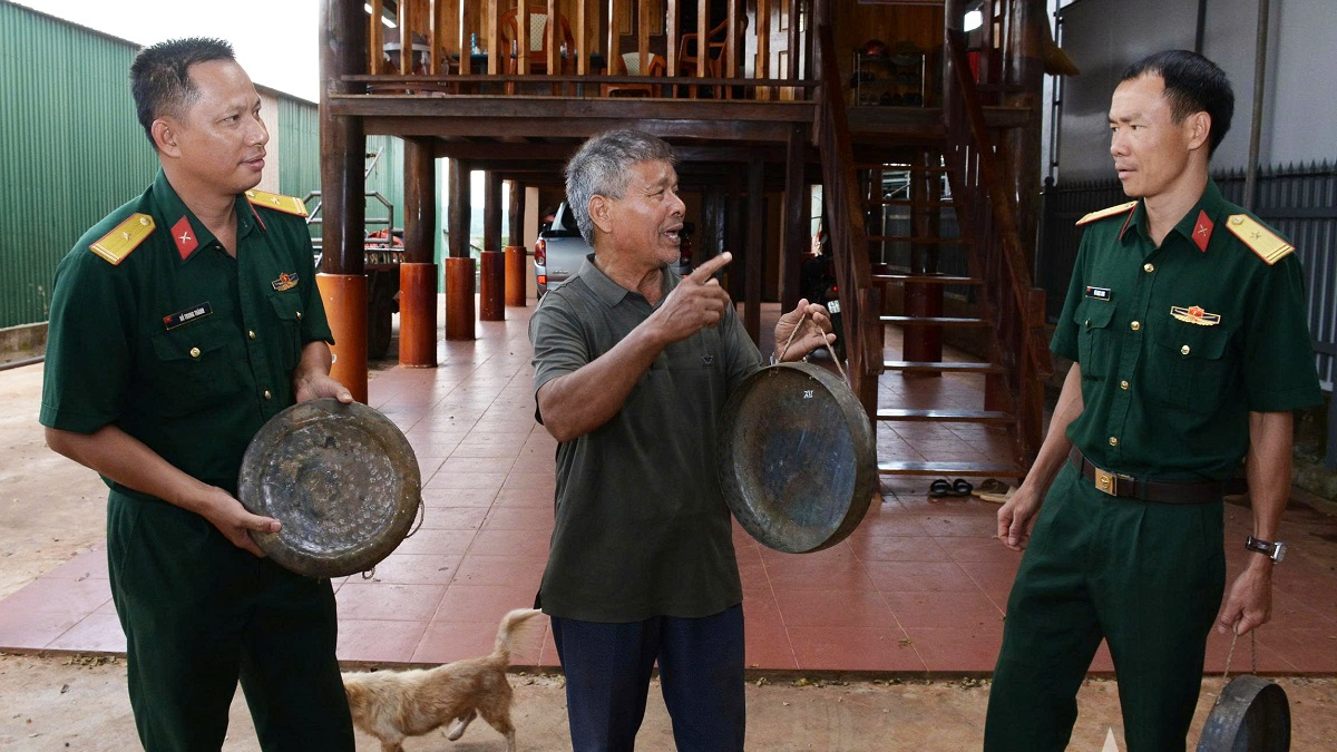 Buôn trưởng Y Rang luôn hết lòng vì công việc - Báo Quân Đội Nhân Dân