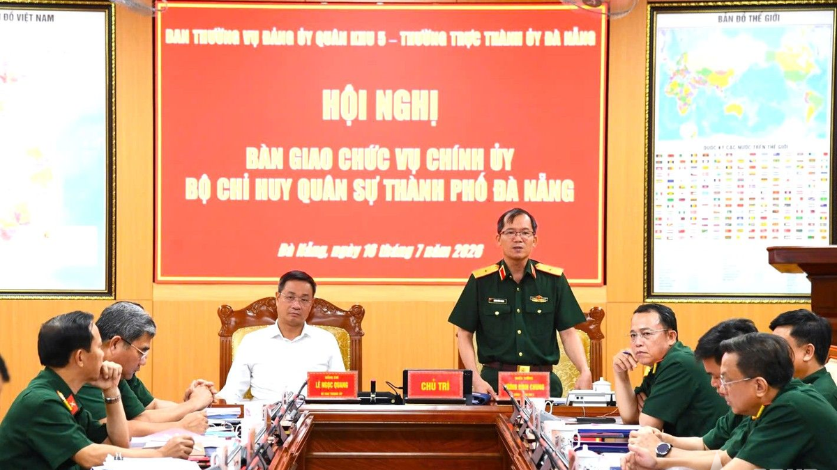 Quân khu 5: Bàn giao chức vụ Chính ủy Bộ CHQS TP Đà Nẵng - Báo Quân Đội Nhân Dân