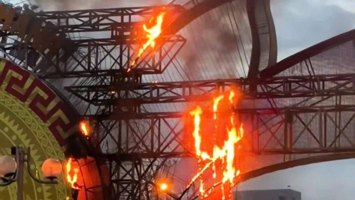 В Камау загорелся новый триумфальный арка стоимостью 1,7 млрд донгов всего через полгода после открытия