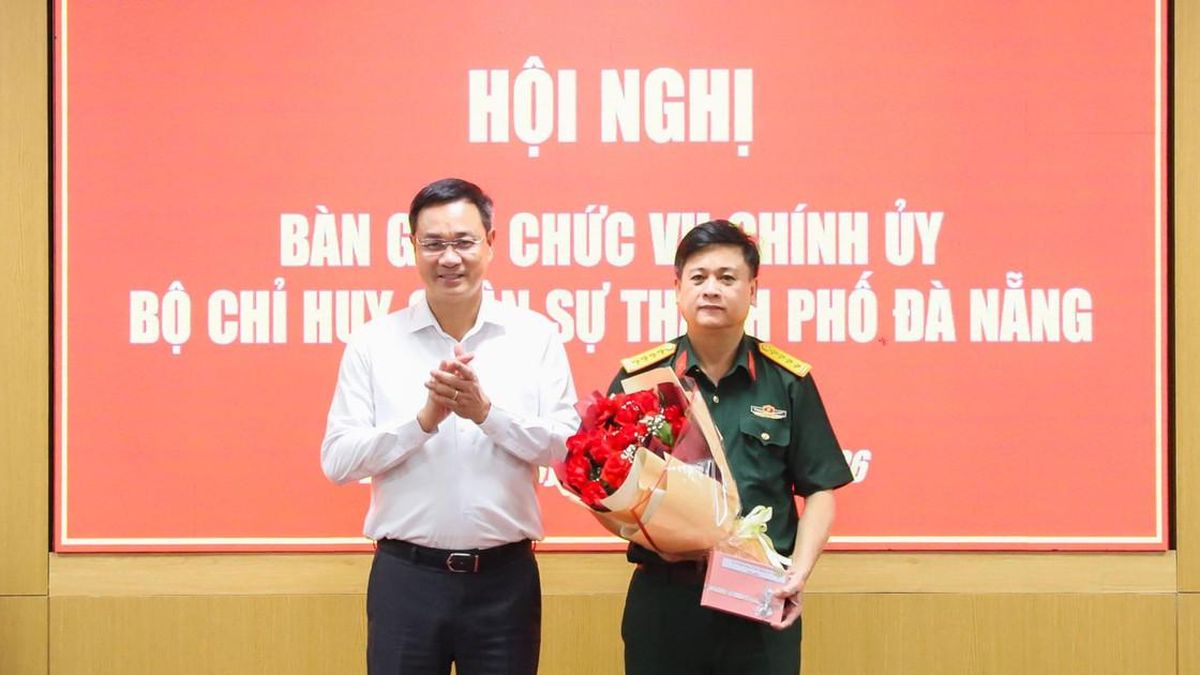 Bàn giao chức vụ Chính ủy Bộ Chỉ huy Quân sự thành phố Đà Nẵng - Báo Đà Nẵng