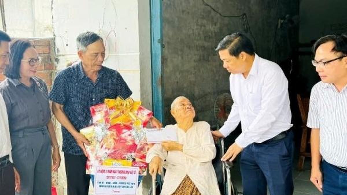 Bí thư Tỉnh ủy Đắk Lắk thăm, tặng quà cho gia đình chính sách dịp 27/7 - Nông nghiệp Hữu cơ Việt Nam