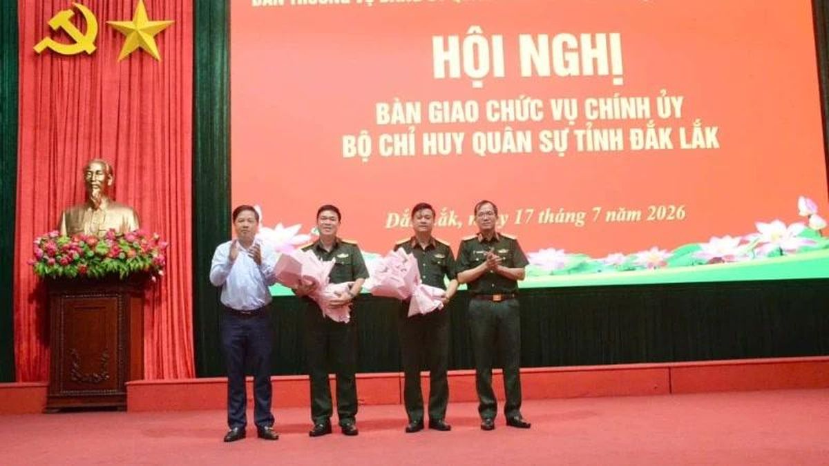 Bàn giao chức vụ Chính ủy Bộ Chỉ huy Quân sự tỉnh Đắk Lắk - Báo Nhân Dân