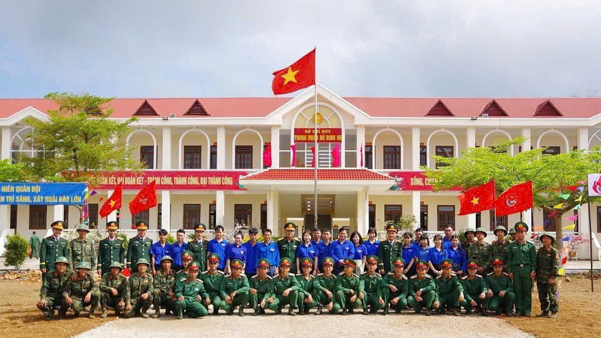 Tuổi trẻ Trung đoàn 95 (Sư đoàn 2, Quân khu 5) chung tay làm đẹp 'mái nhà chung' - Báo Quân Đội Nhân Dân