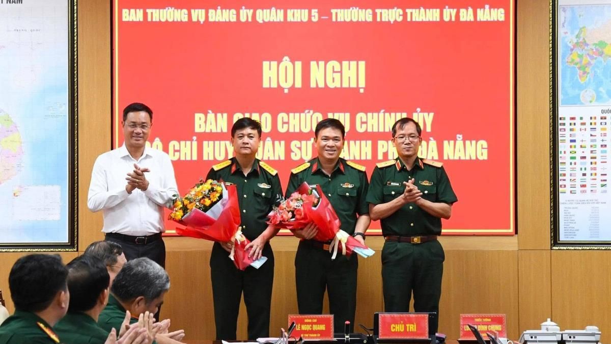 Bàn giao chức vụ Chính ủy Bộ Chỉ huy Quân sự TP Đà Nẵng - Chuyên trang Công an Đà Nẵng - Báo Công an Nhân dân