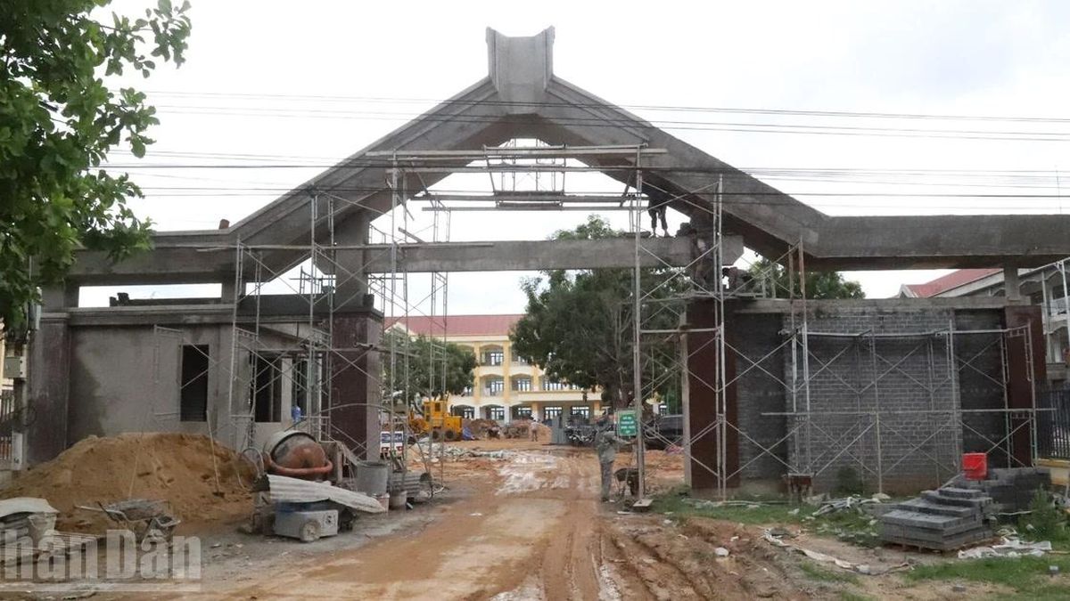 [Ảnh] Nhộn nhịp trên công trường xây dựng các trường nội trú liên cấp ở khu vực biên giới Đắk Lắk trước ngày về đích - Báo Nhân Dân