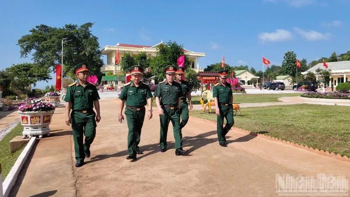 Trung đoàn bộ binh 95 nỗ lực xây dựng doanh trại chính quy - Báo Nhân Dân