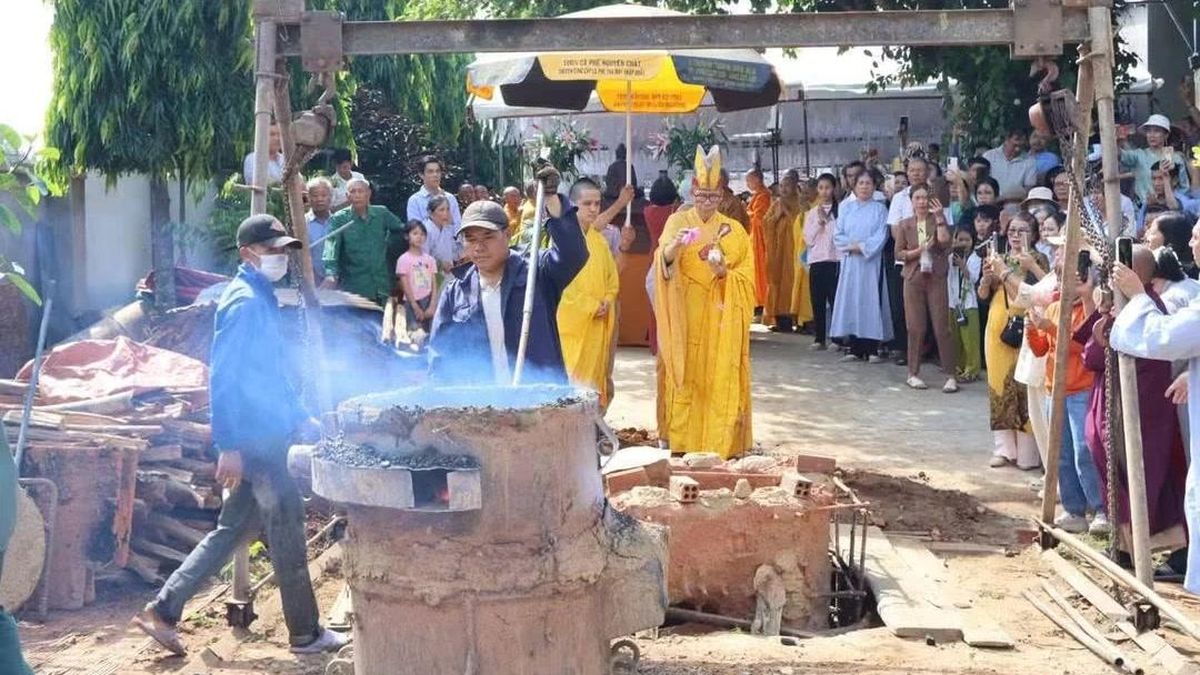 Đắk Lắk: Niệm Phật đường Phước Chánh rót đồng tôn tạo tượng Đức Phật Bổn Sư - Giác ngộ