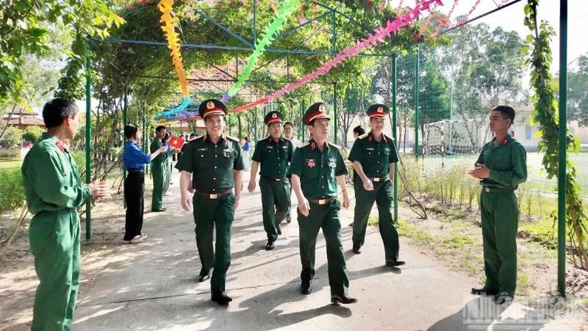 Xây dựng doanh trại chính quy, xanh, sạch, đẹp giữa đại ngàn 'nắng lửa' - Báo Nhân Dân