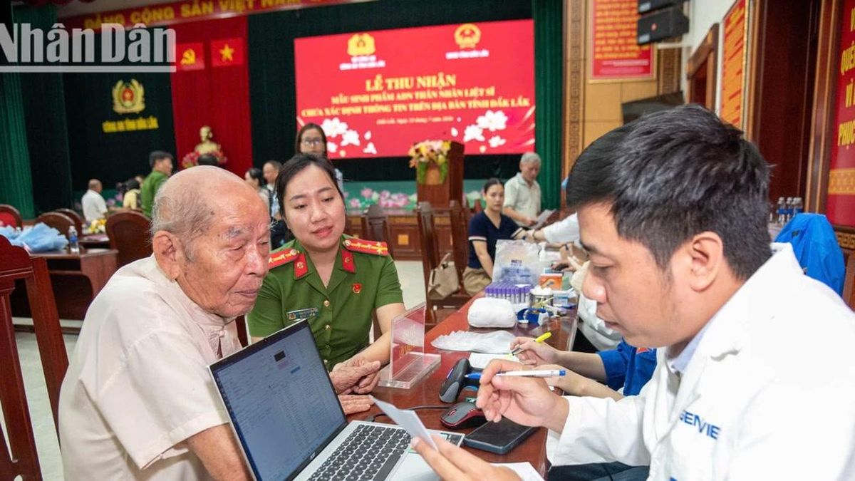 [Ảnh] Hy vọng 'trả lại tên anh' qua những mẫu sinh phẩm từ thân nhân liệt sĩ - Báo Nhân Dân