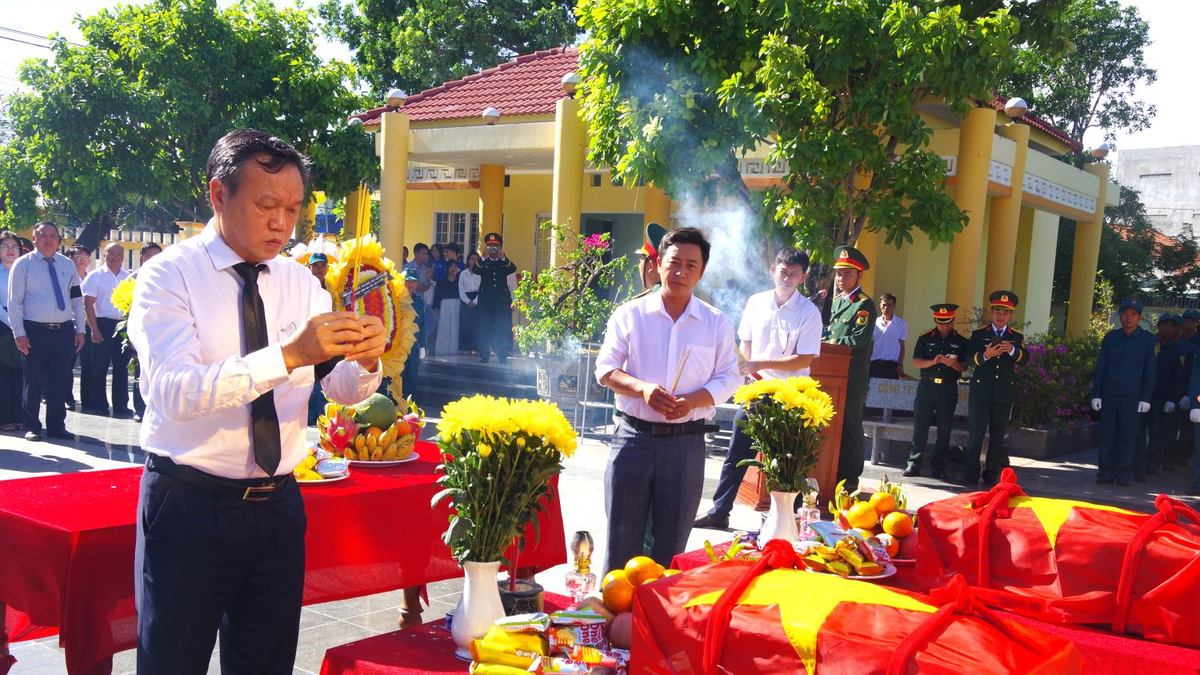 Truy điệu và an táng 2 hài cốt liệt sĩ tại xã Sơn Tây, tỉnh Đắk Lắk - Báo Quân Đội Nhân Dân