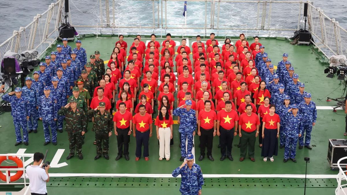 Đoàn công tác khảo sát biển, đảo ven bờ 2026 dâng hương tưởng niệm các anh hùng liệt sĩ tại Vũng Rô - Báo Khánh Hòa
