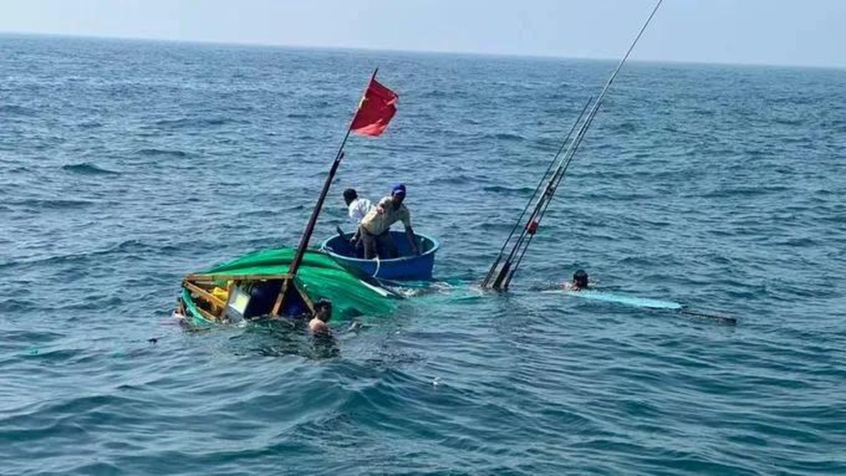 Chìm tàu cá trên ngư trường Trường Sa, 33 ngư dân thoát nạn, ba người mất tích
