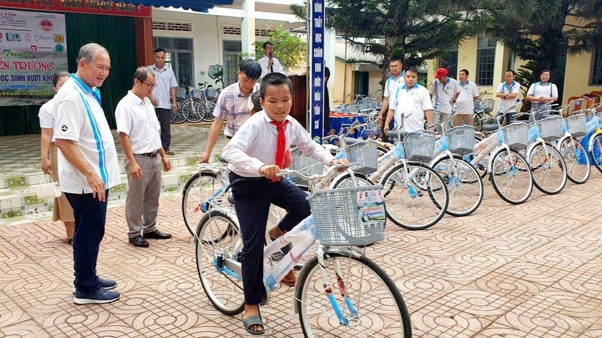 Đắk Lắk: 66 học sinh vượt khó được nhận xe đạp và học bổng - Báo Thời Báo Ngân Hàng