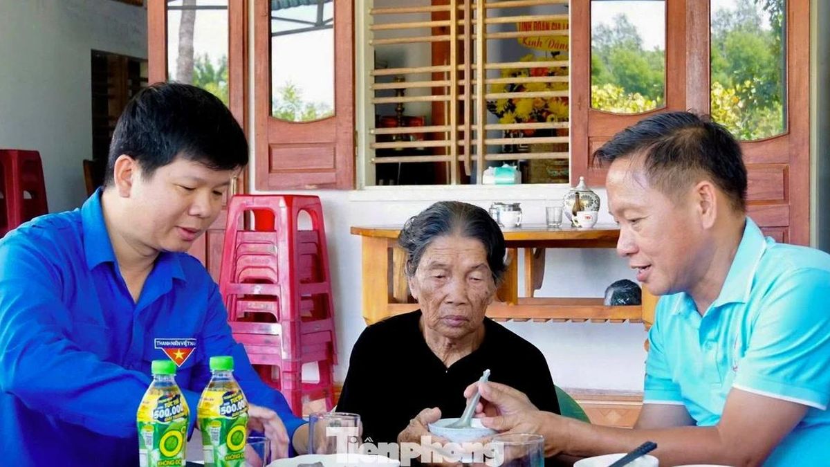 Ấm áp bữa cơm tri ân của tuổi trẻ Gia Lai, Đắk Lắk - Báo Tiền Phong