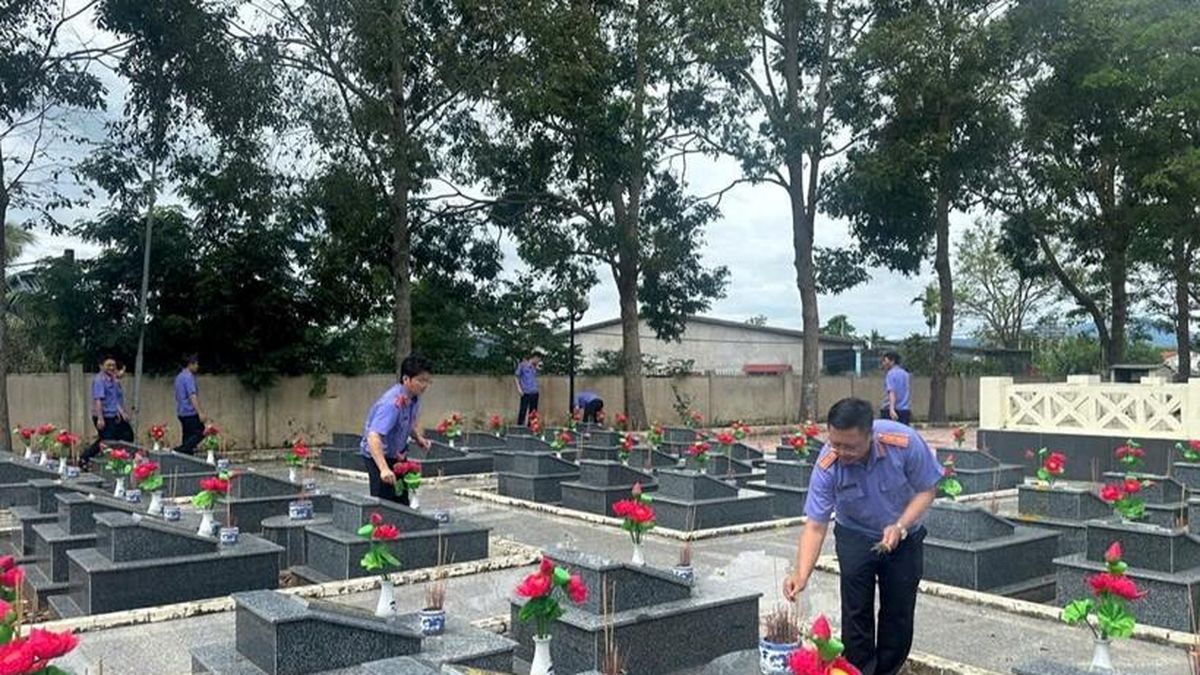 Viện kiểm sát dâng hương tưởng niệm các anh hùng liệt sĩ - Báo Bảo Vệ Pháp Luật