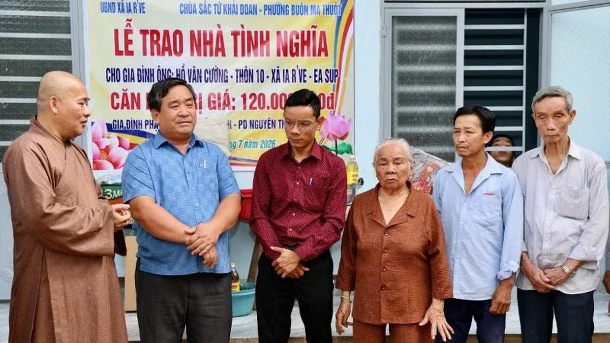 Chùa Sắc tứ Khải Đoan tặng nhà tình nghĩa đến hộ gia đình khó khăn - Giác ngộ