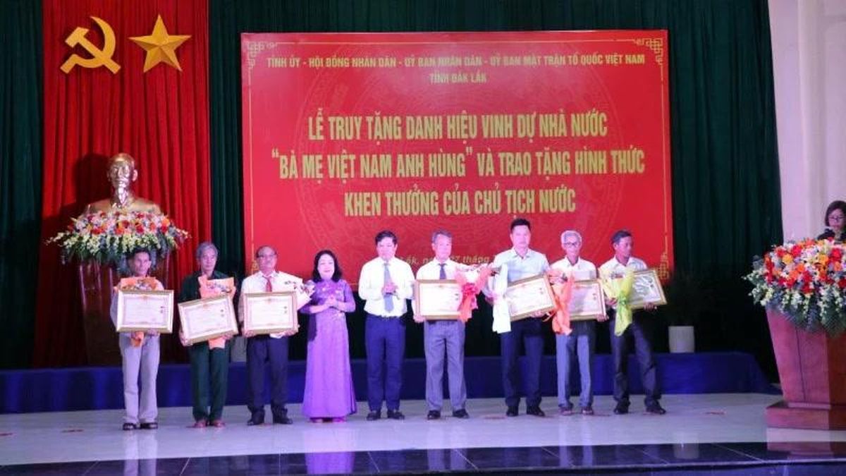 Truy tặng danh hiệu Bà mẹ Việt Nam Anh hùng và trao tặng Huân chương Lao động cho nhiều cá nhân tỉnh Đắk Lắk - Báo Nhân Dân