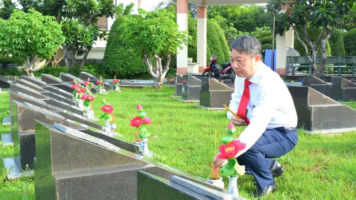 Trưởng Ban Tuyên giáo và Dân vận Thành ủy TPHCM dâng hương tại Nghĩa ...