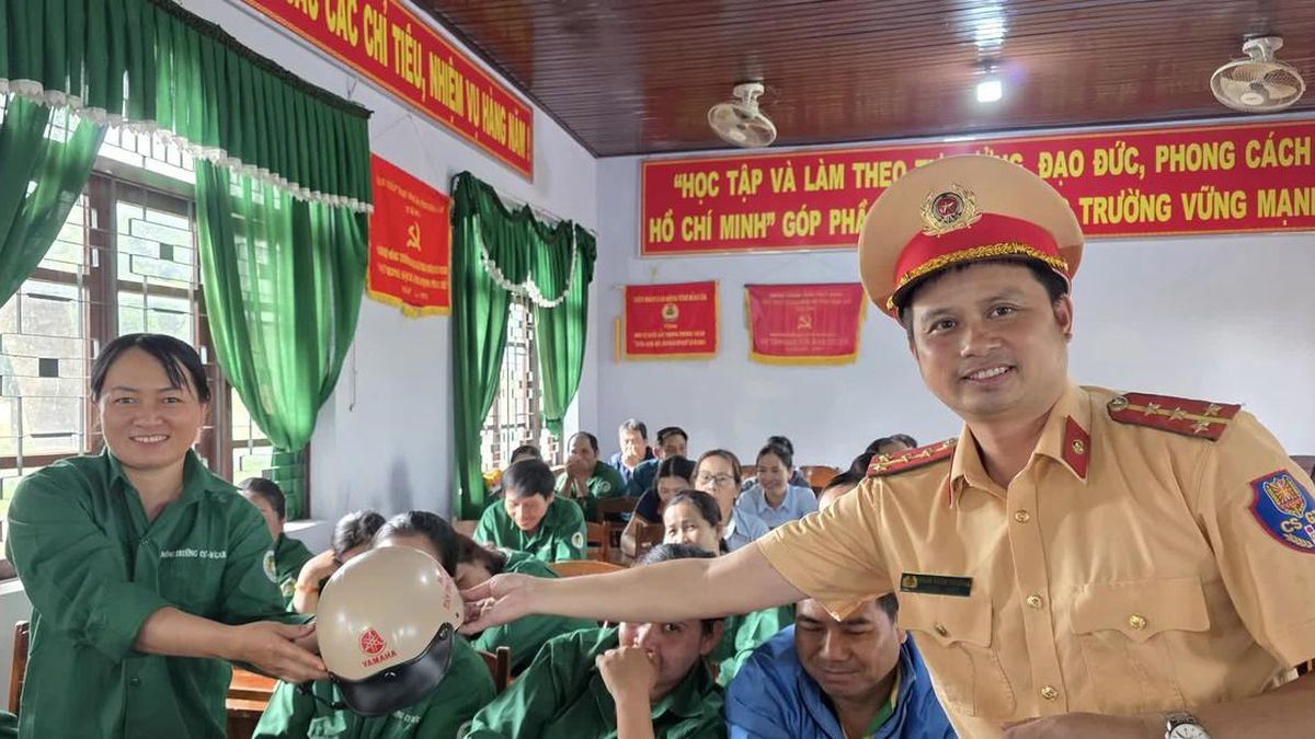 CSGT Đắk Lắk tuyên truyền pháp luật, ký cam kết bảo đảm trật tự an toàn giao thông - Báo Xây Dựng