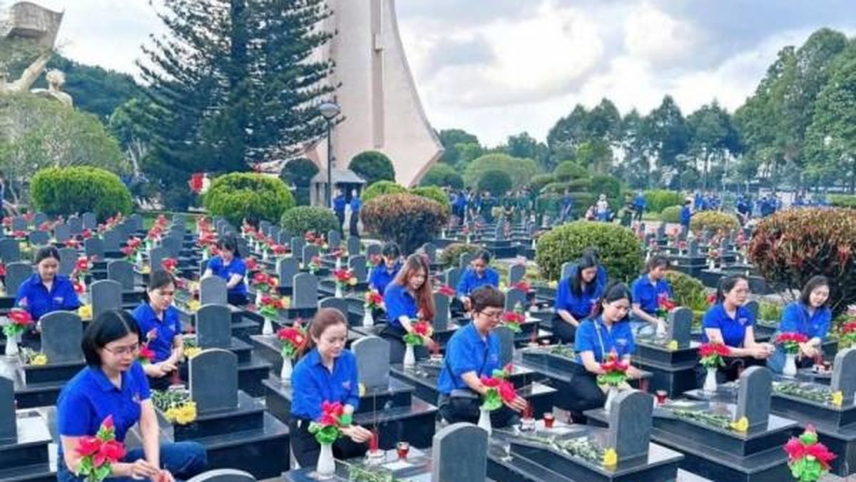 Tuổi trẻ Đắk lắk thắp sáng 2.403 phần mộ anh hùng liệt sĩ nhân ngày 27/7 - Nông nghiệp Hữu cơ Việt Nam